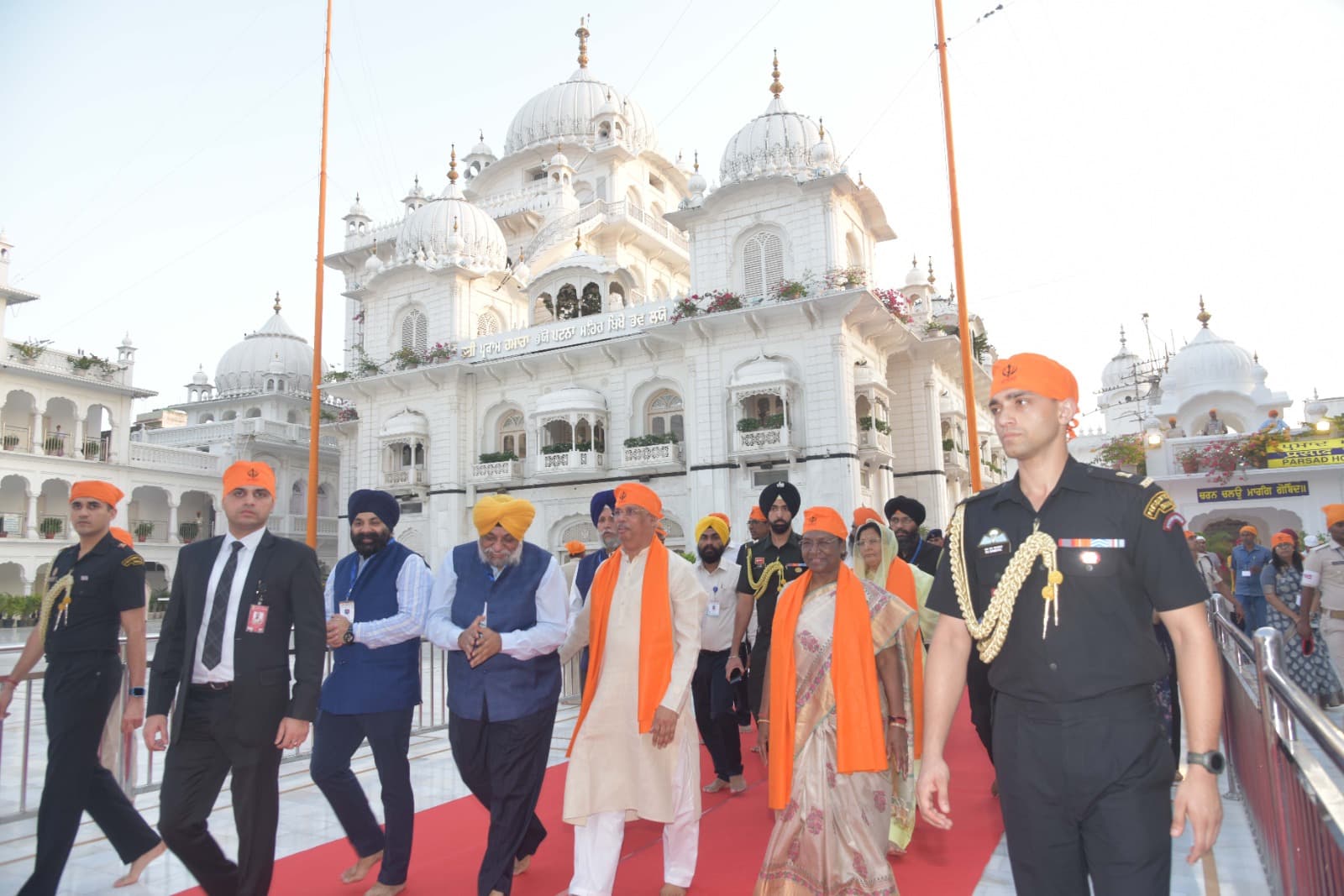 PHOTOS: राष्ट्रपति ने हरिमंदिर साहिब के दरबार में टेका मत्था, सुना शब्द कीर्तन, किया शस्त्र का दर्शन