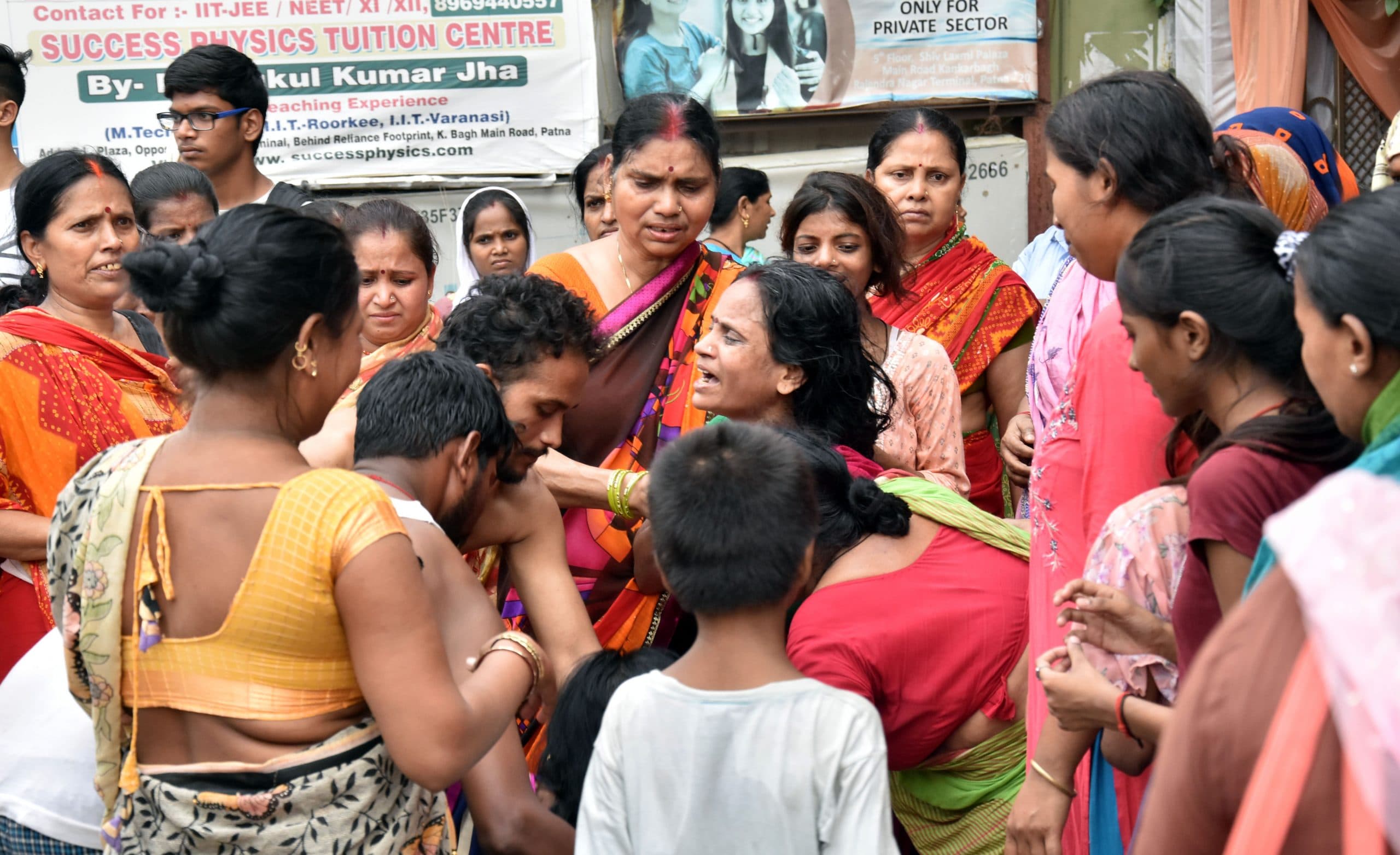 पटना के होटल की बाउंड्री में लगे एंगल में दौड़ रहा था करेंट, कपड़ा उतारने गये पड़ोसी की मौत, लोगों में आक्रोश