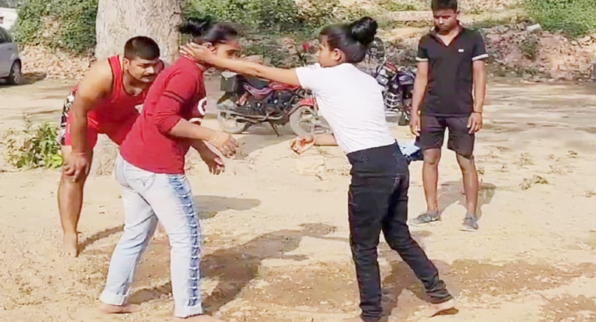 Purnea: फिल्म से प्रेरित हो पूर्णिया की दो बहनों ने शुरू किया 'दंगल', महावीर फोगाट की भूमिका में आये पिता