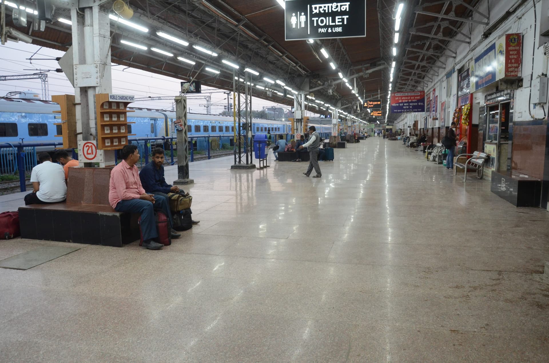 DRM अचानक पहुंचे पटना जंक्शन, यातायात निरीक्षक की उतार दी होली की खुमारी, काम से नदारद 4 कर्मी सस्पेंड