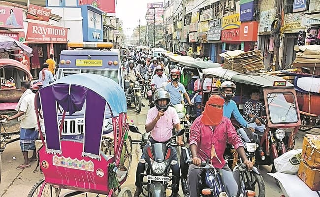 Bihar Assembly Election 2020: नियमों को ताक पर रखकर नामांकन के लिए उमड़ी भीड़, जाम के कारण थमा शहर