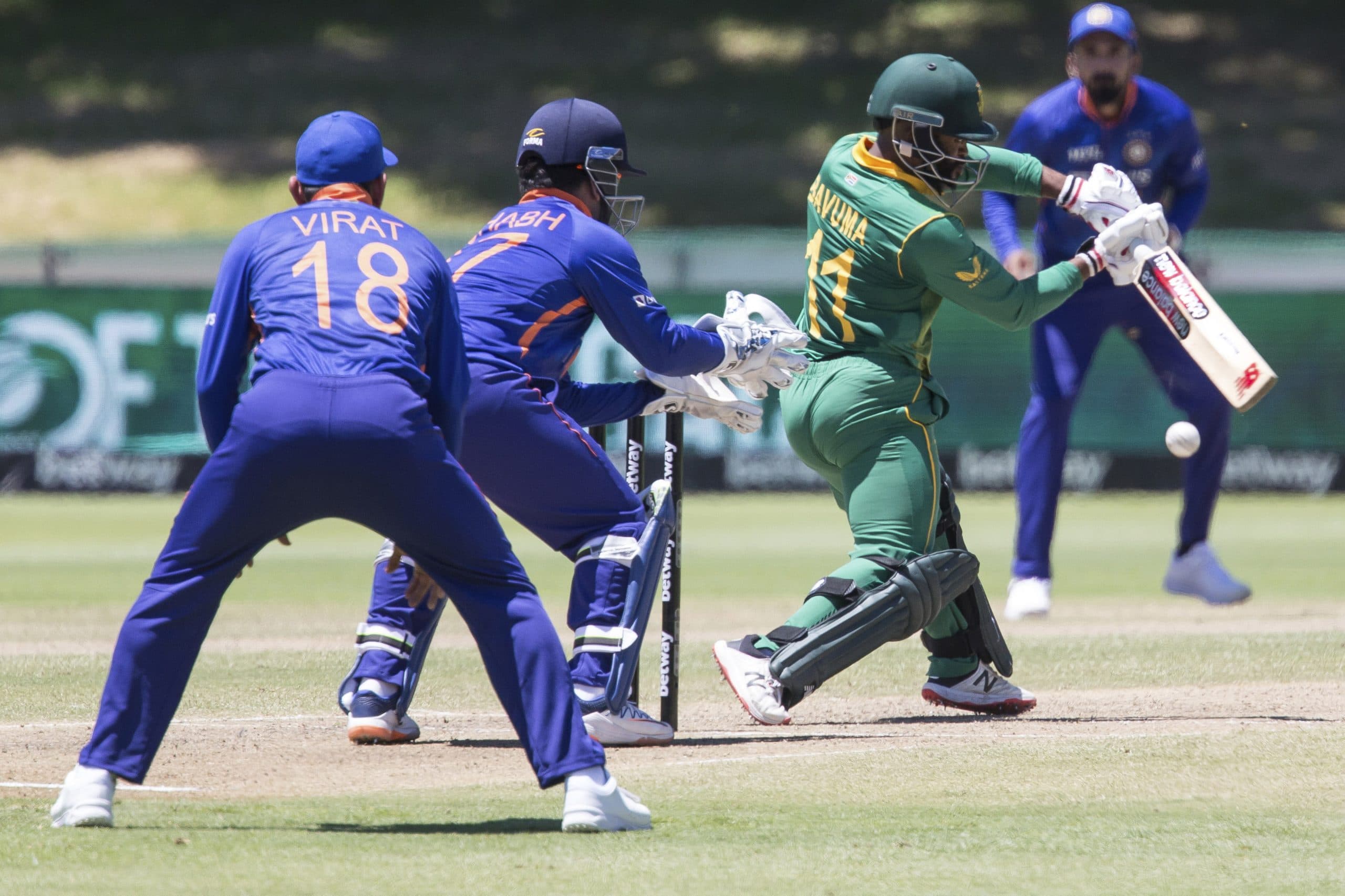 विराट कोहली की कप्तानी गयी पर तेवर नहीं, मैदान पर दक्षिण अफ्रीकी कप्तान बावुमा से भिड़े, देखें वीडियो