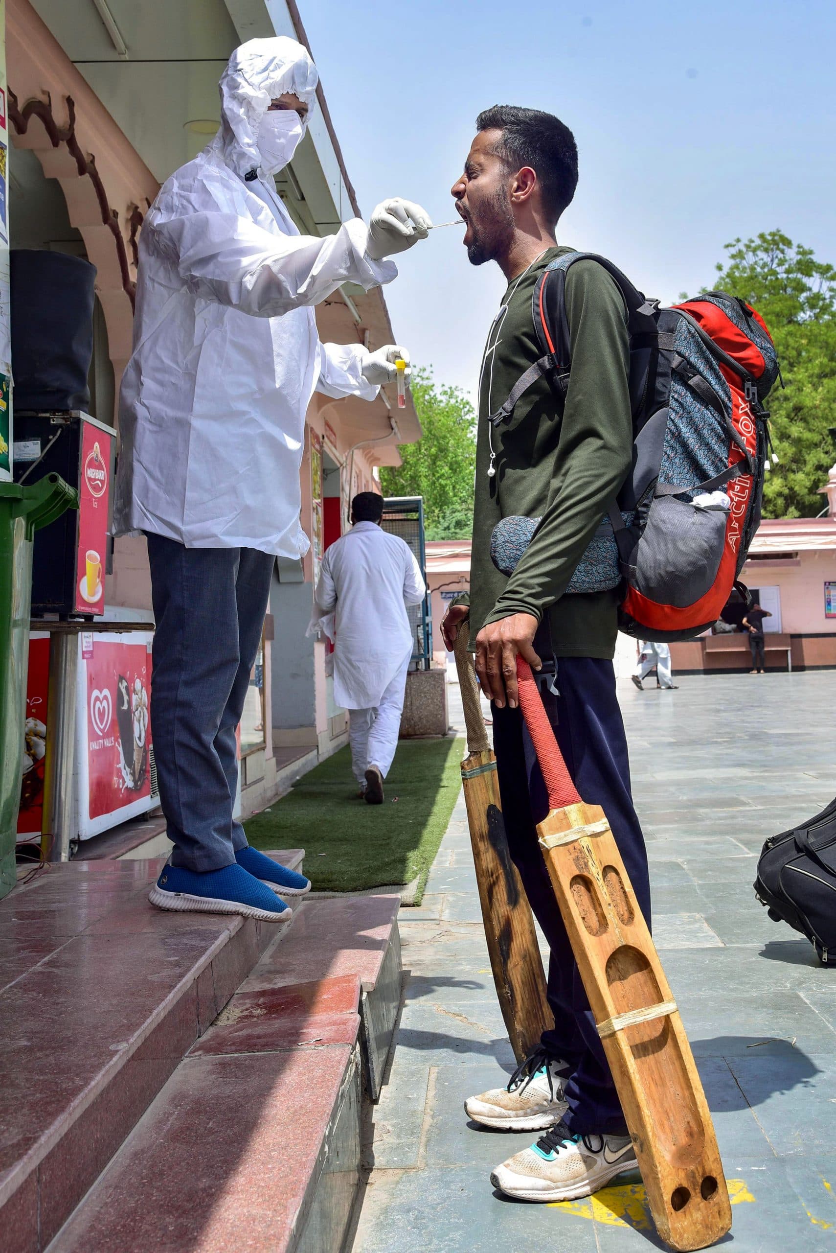 Corona 4th wave : लगातार बढ़ रहा है 'आर-वैल्‍यू', हर कोविड-19 पीड़ित दो लोगों को कर रहा है संक्रमित