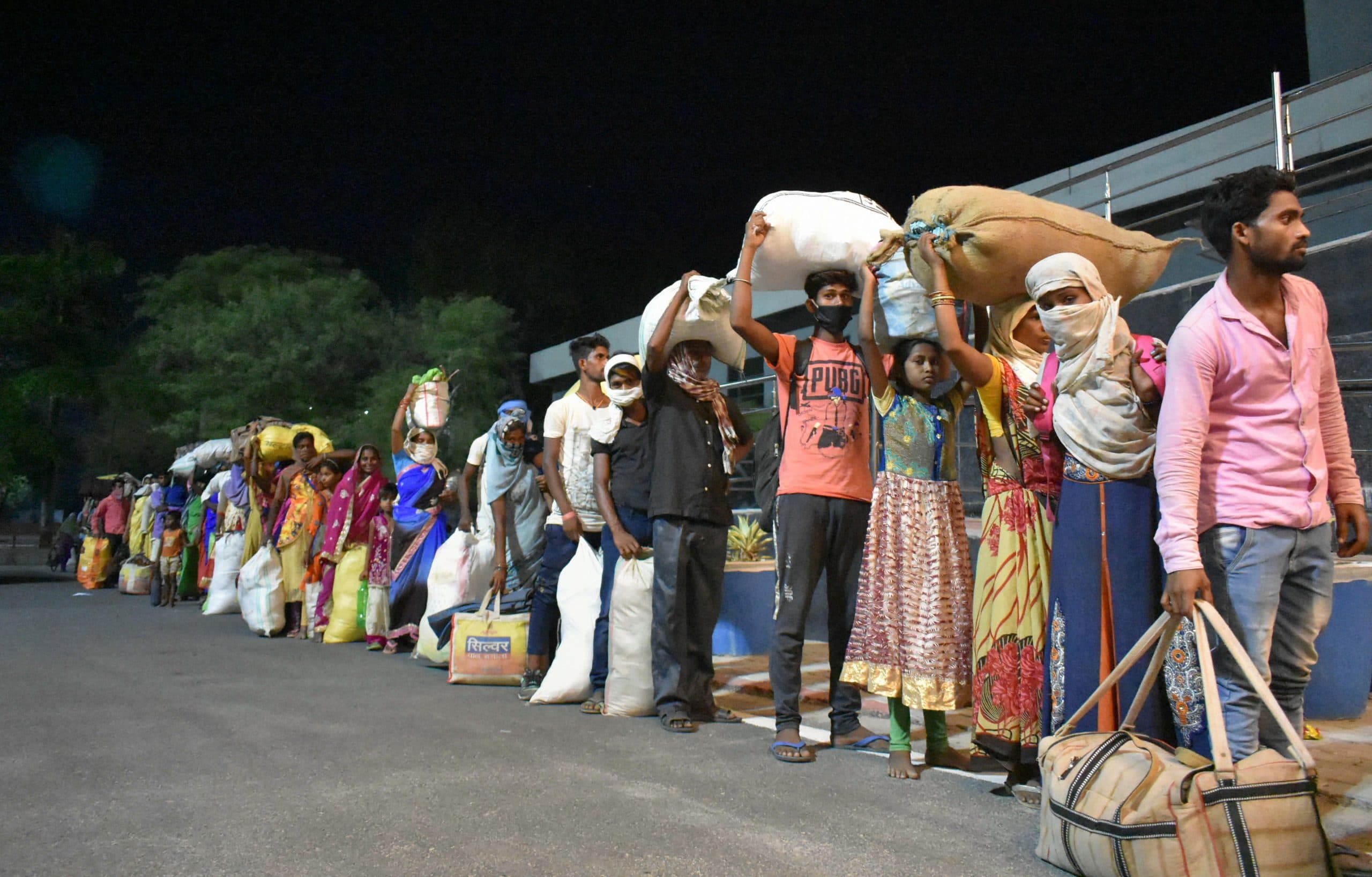 Gumla News : लॉकडाउन में गांव-घर लौटे कई मजदूरों को नहीं मिल रहा काम, परिजन भी हैं चिंतित, अब पुन: कर रहे पलायन