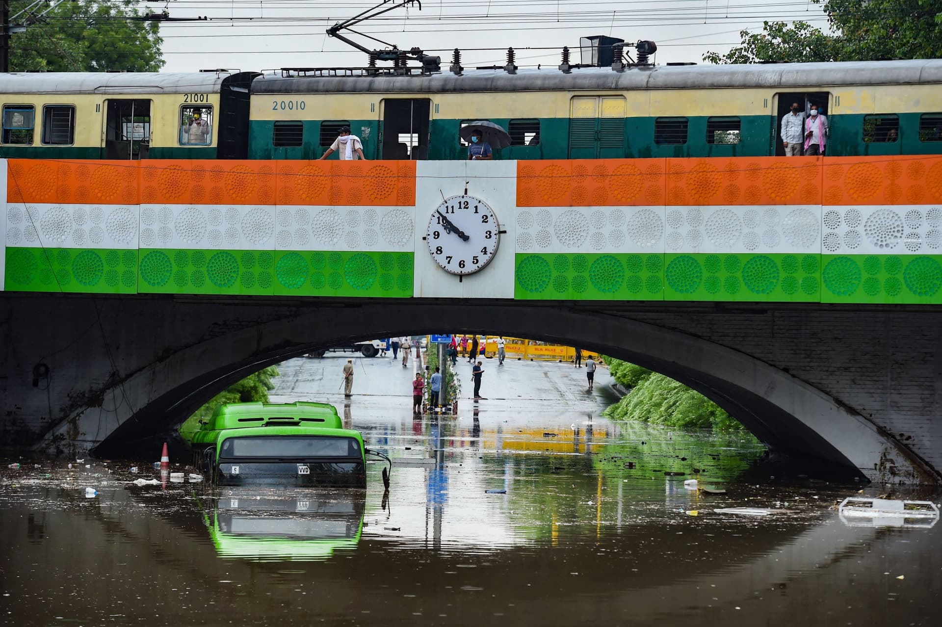 Delhi Rain : दिल्ली मे भारी बारिश से जलभराव, बस डूबी, एक की मौत, बयानों का दौर जारी