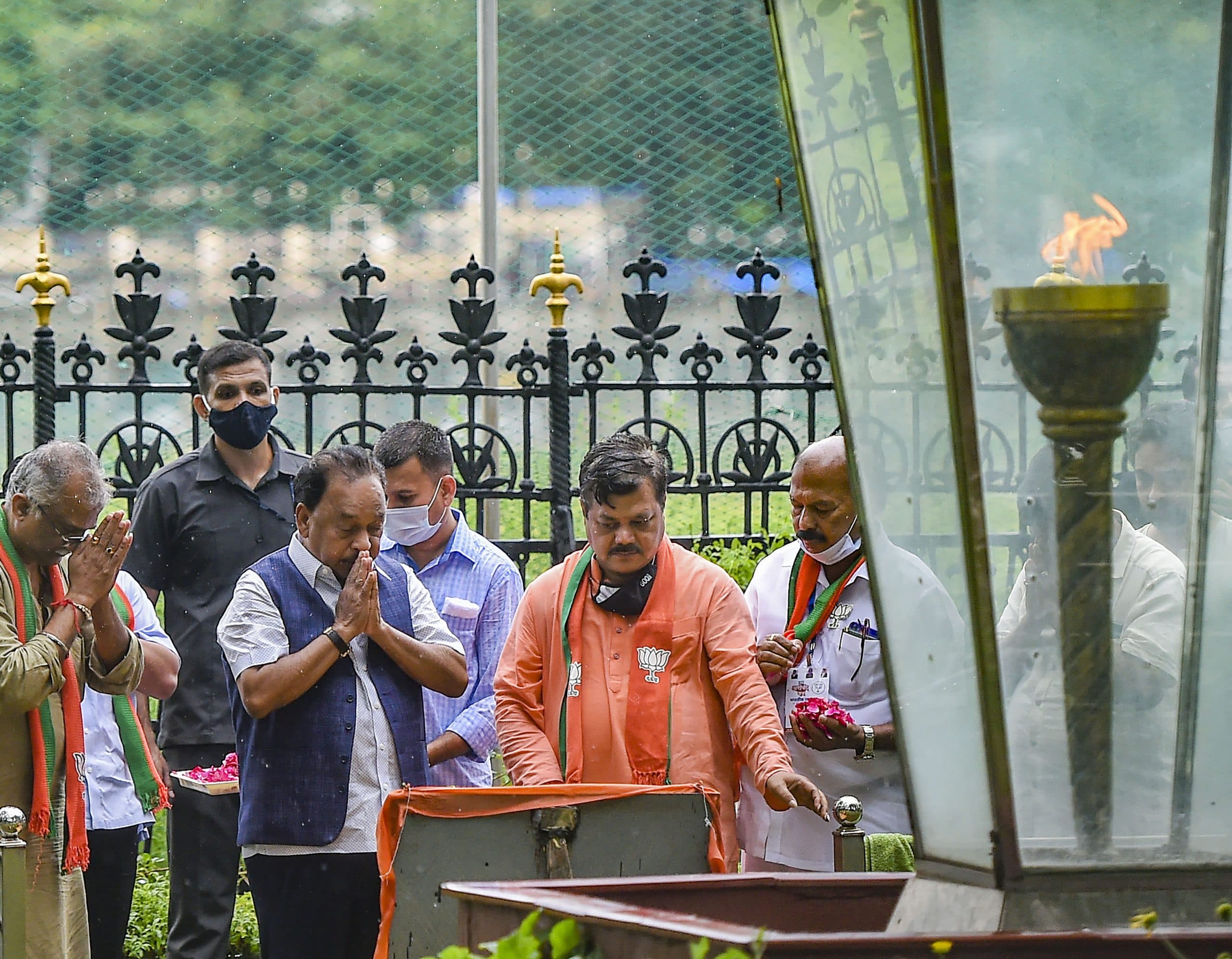 'गोमूत्र से शुद्धिकरण',बालासाहेब को गुरू और उद्धाव ठाकरे को 'नापसंद' करने वाले राणे के साथ शिवसेना ने किया ये