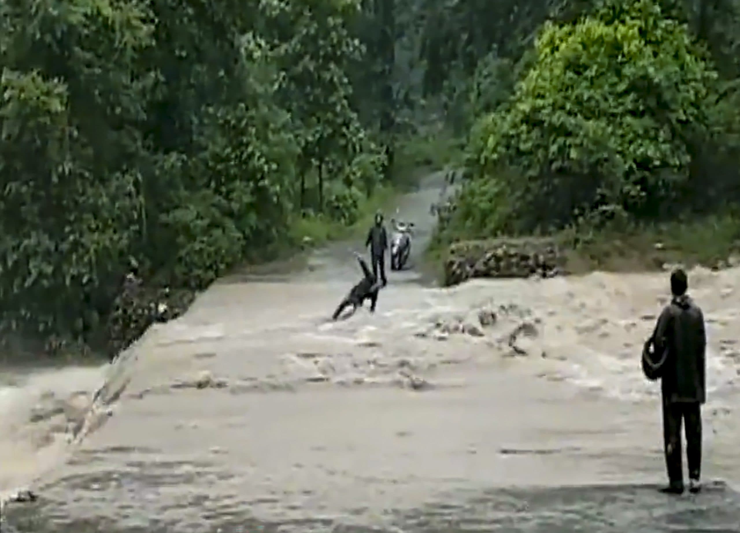 Weather Forecast Update: लो प्रेशर के कारण इन राज्यों में भारी बारिश, जानें आज का मौसम