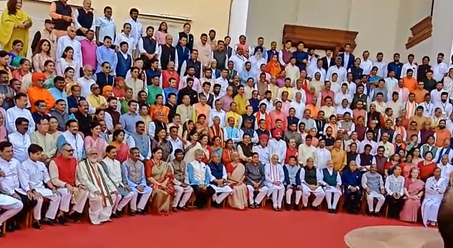 Parliament Special Session : पुराने भवन में हुआ सांसदों का फोटोशूट, पीएम मोदी और सोनिया गांधी भी पहुंचे