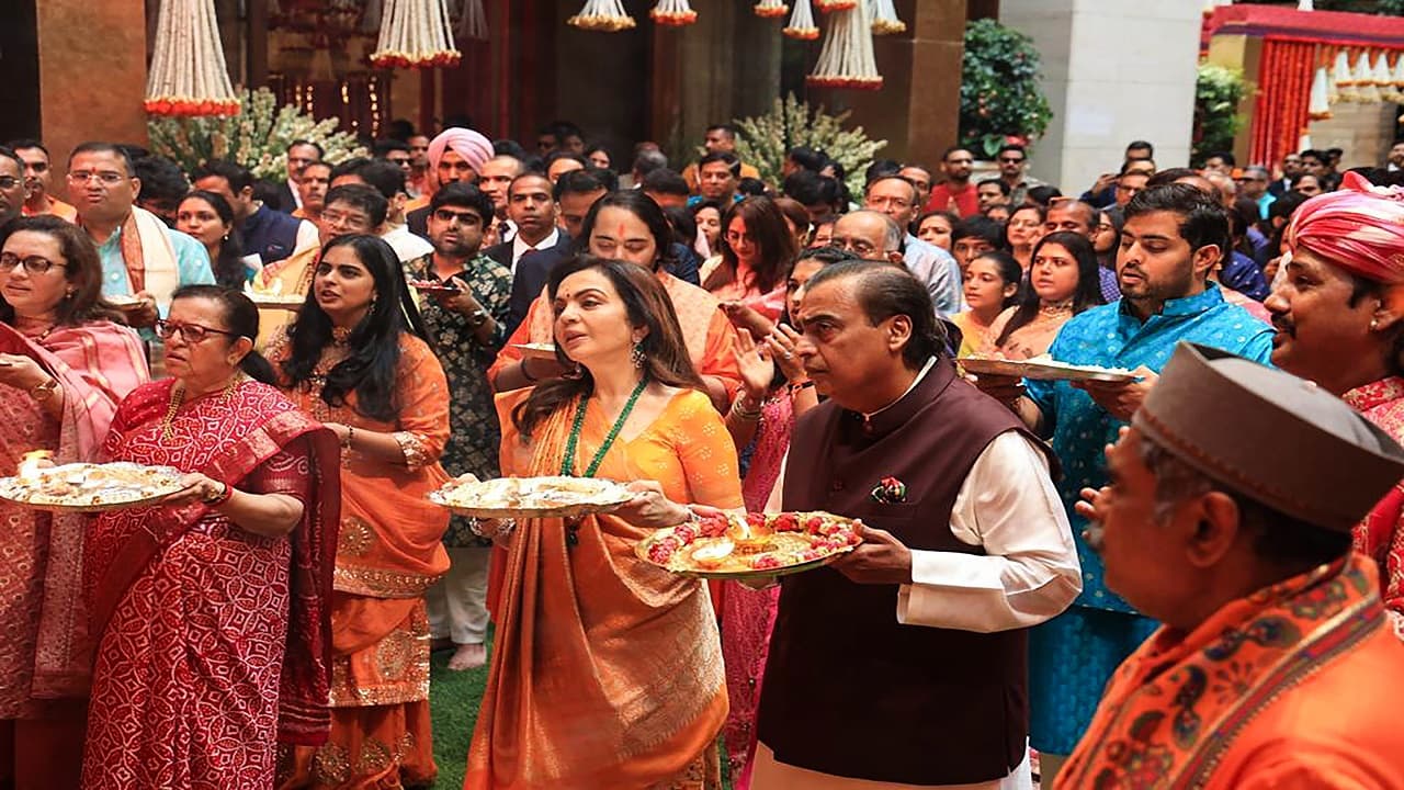 मुकेश अंबानी के घर पधारे गणपति बप्पा, दीपिका पादुकोण से लेकर सलमान-शाहरुख तक हुए शामिल, देखें तस्वीर