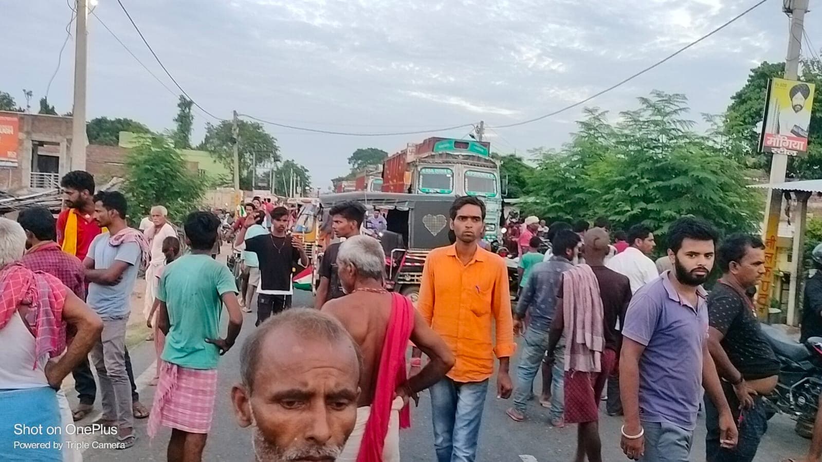 लखीसराय में हाइवा ने बाइक सवार चार युवकों को कुचला, तीन की मौत