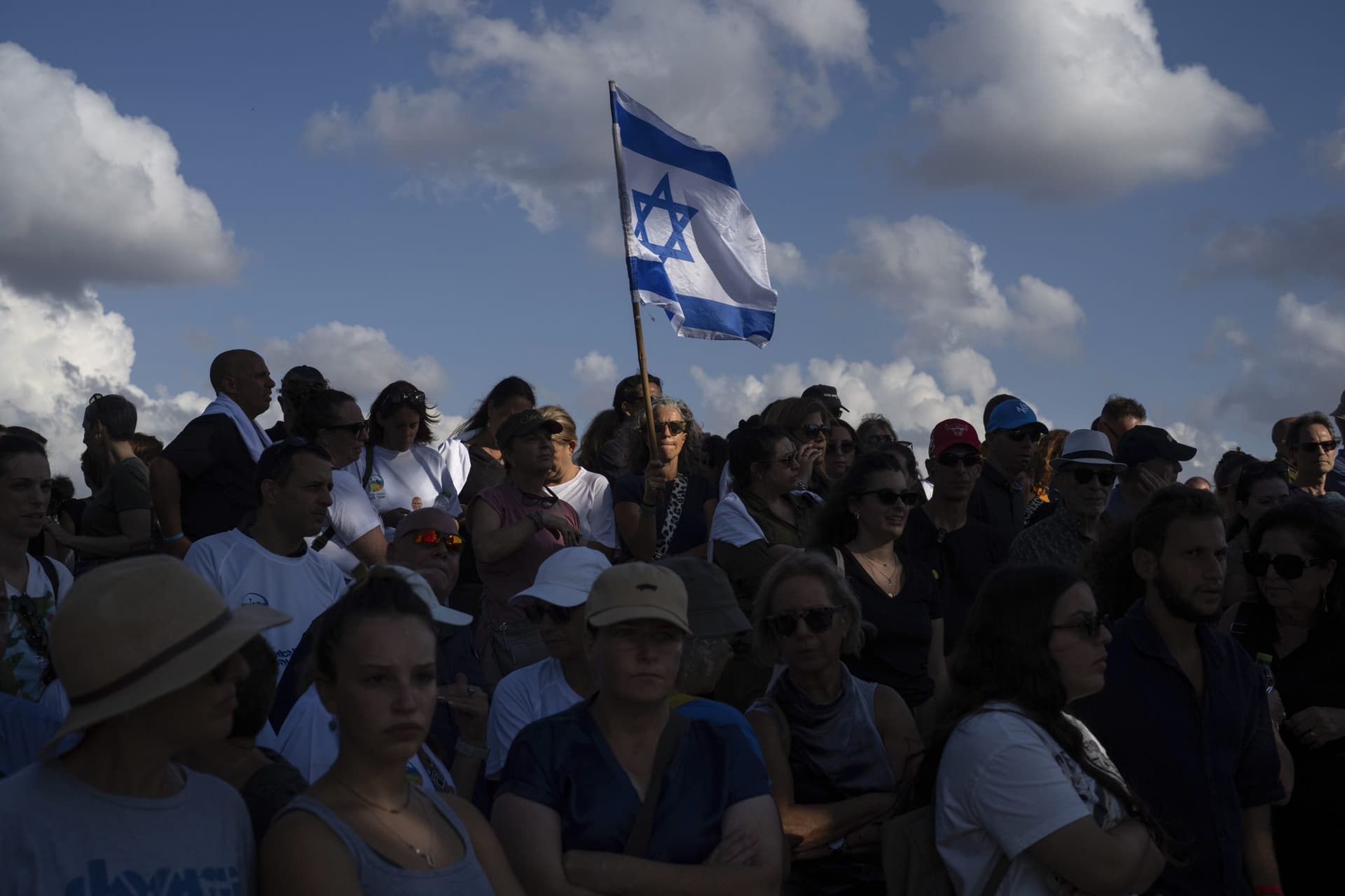 Israel Hamas War: इजराइल से जंग के बीच हमास ने पहली बार दो बंधकों को किया रिहा, जानें कौन हैं वो
