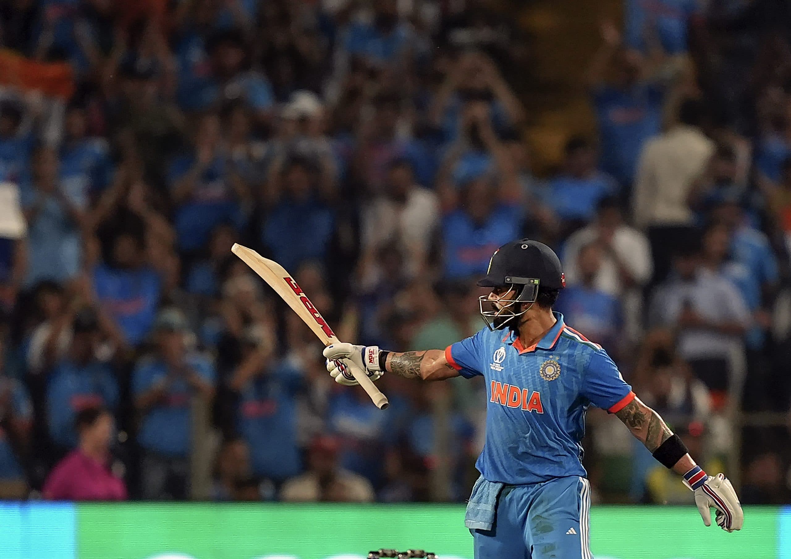 World Cup: गोल्डन बैट की रेस में टॉप पर पहुंचे विराट कोहली, इन खिलाड़ियों से 'रन मशीन' को सबसे बड़ा खतरा