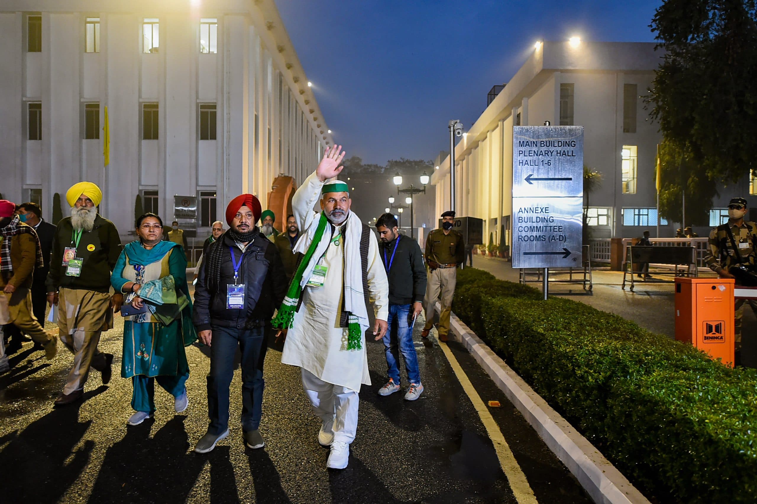 Farm Laws Repealed: 'शहद से भी मीठा बोल रहे हैं पीएम मोदी', किसानों की बैठक से पहले राकेश टिकैत ने कही ये बात