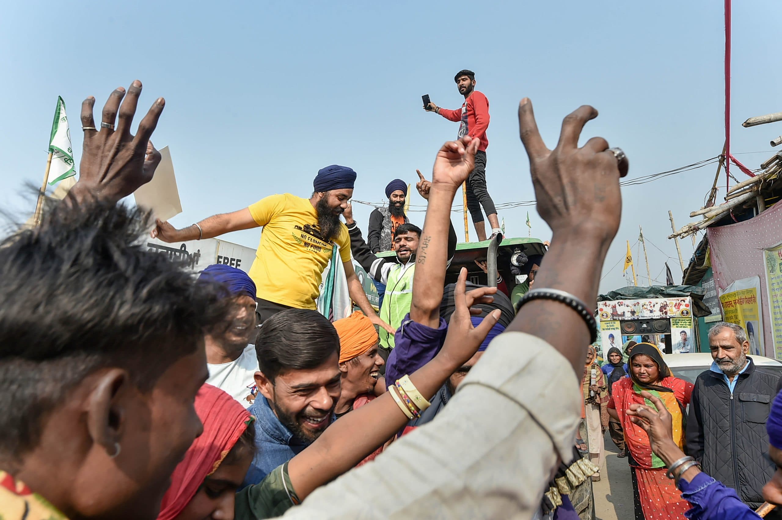 Farm Laws : पीएम मोदी के ऐलान के बाद प्रदर्शन स्थलों पर बंटने लगी जलेबियां और मिठाई