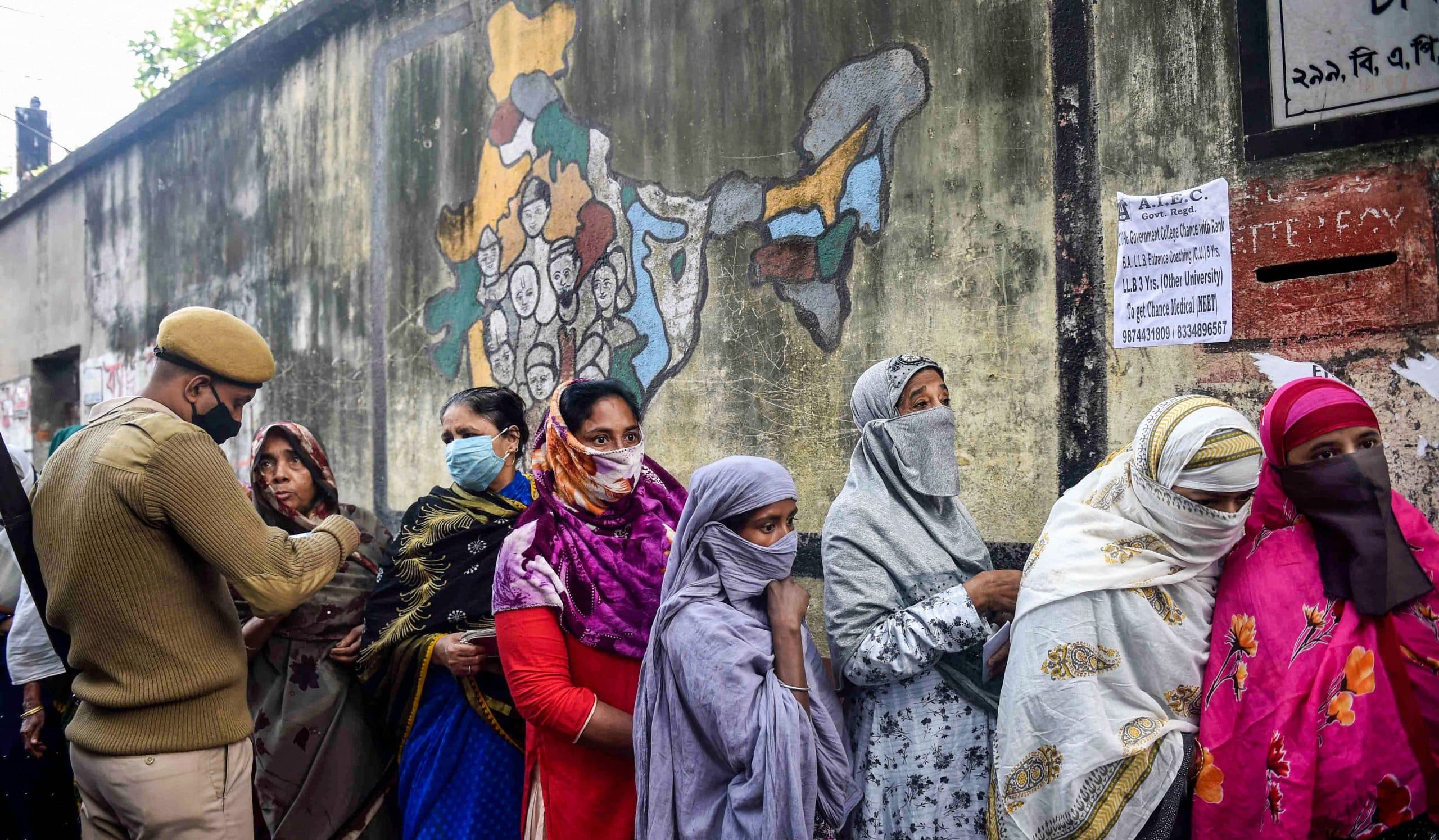 Kolkata Civic Polls: वोटिंग के दौरान बम फेंके गये, एक का पैर उड़ा, तीन घायल