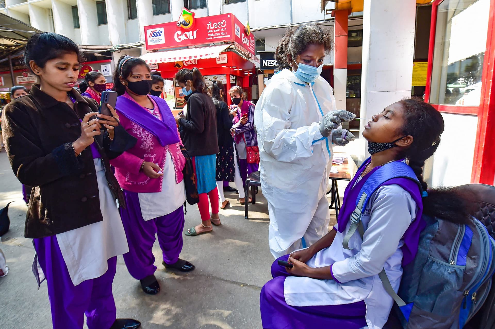 बड़ी राहत : भारत में 24 घंटे के दौरान 1 लाख से कम कोरोना के नए मामले दर्ज, 895 लोगों की मौत