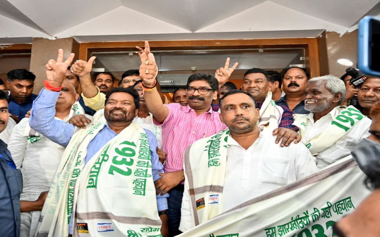 झारखंड में 1932 के खतियान पर मुहर लगते ही जश्न का माहौल, CM बोले- एक-एक समस्या का होगा समाधान, देखें Pics