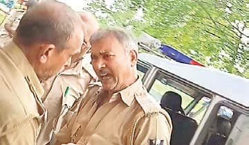वैशाली में शराब बरामदगी की जांच करने आये दो दारोगा आपस में उलझे, हाथापाई के बाद तानी पिस्टल, वीडियो वायरल