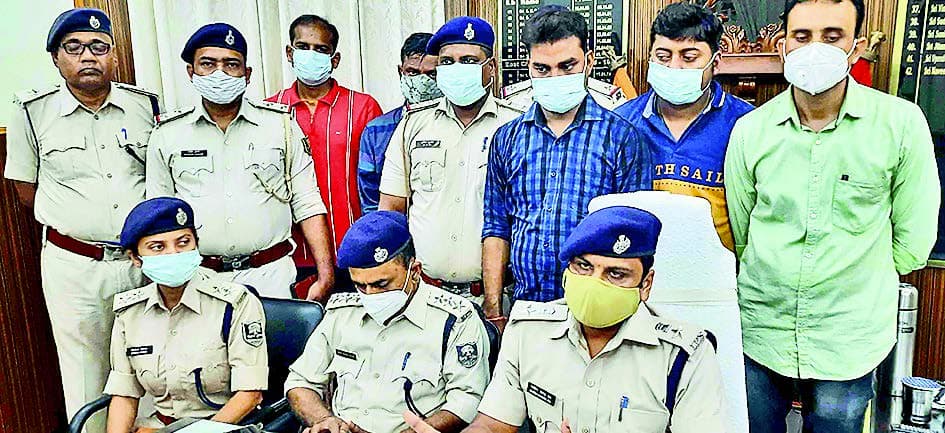 बिहार के पांच जिलों की महिलाओं से 100 करोड़ रुपये की ठगी करने वाला गिरफ्तार, कई दस्तावेज जब्त