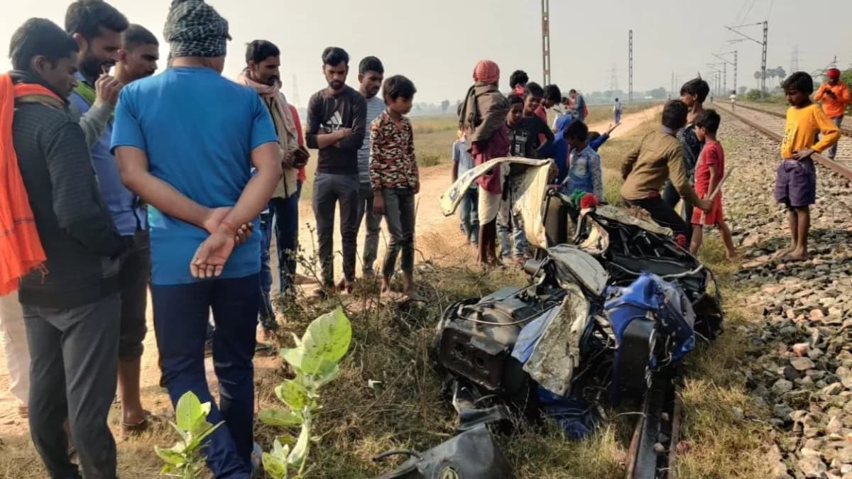 बिहार: शेखपुरा में हावड़ा एक्सप्रेस ट्रेन ट्रैक्टर से टकराई, बड़ा हादसा होने से बचा