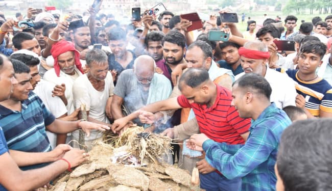 शादी का जोड़ा पहनने से पहले ही उठी शहीद की अर्थी, पंचतत्व में विलीन हुए शहीद चंदन