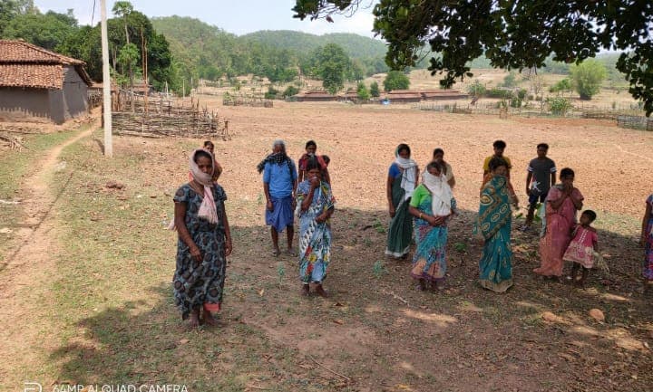 प्रभात खबर ग्राउंड रिपोर्ट : न बिजली-पानी और न चलने लायक सड़क, आदिवासी बहुल लोदापाठ गांव की कहानी