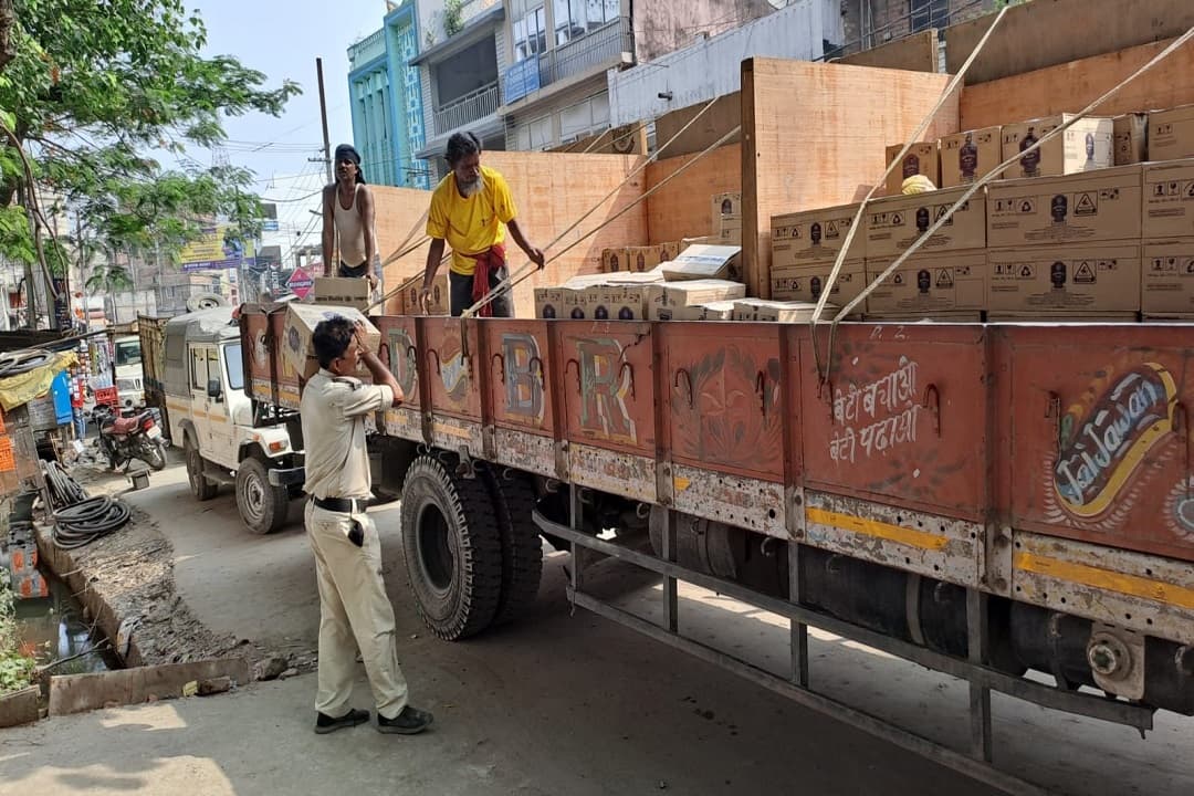 मुजफ्फरपुर उत्पाद विभाग ने बरामद की एक करोड़ की शराब, ट्रक व तीन पिकअप जब्त