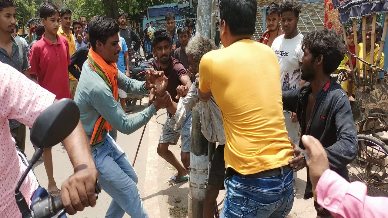 बिहार: बच्चे पर अधेड़ ने चलायी ईंट, मां बचाने आयी तो धारदार हथियार से किया हमला, लोगों ने जमकर पीटा