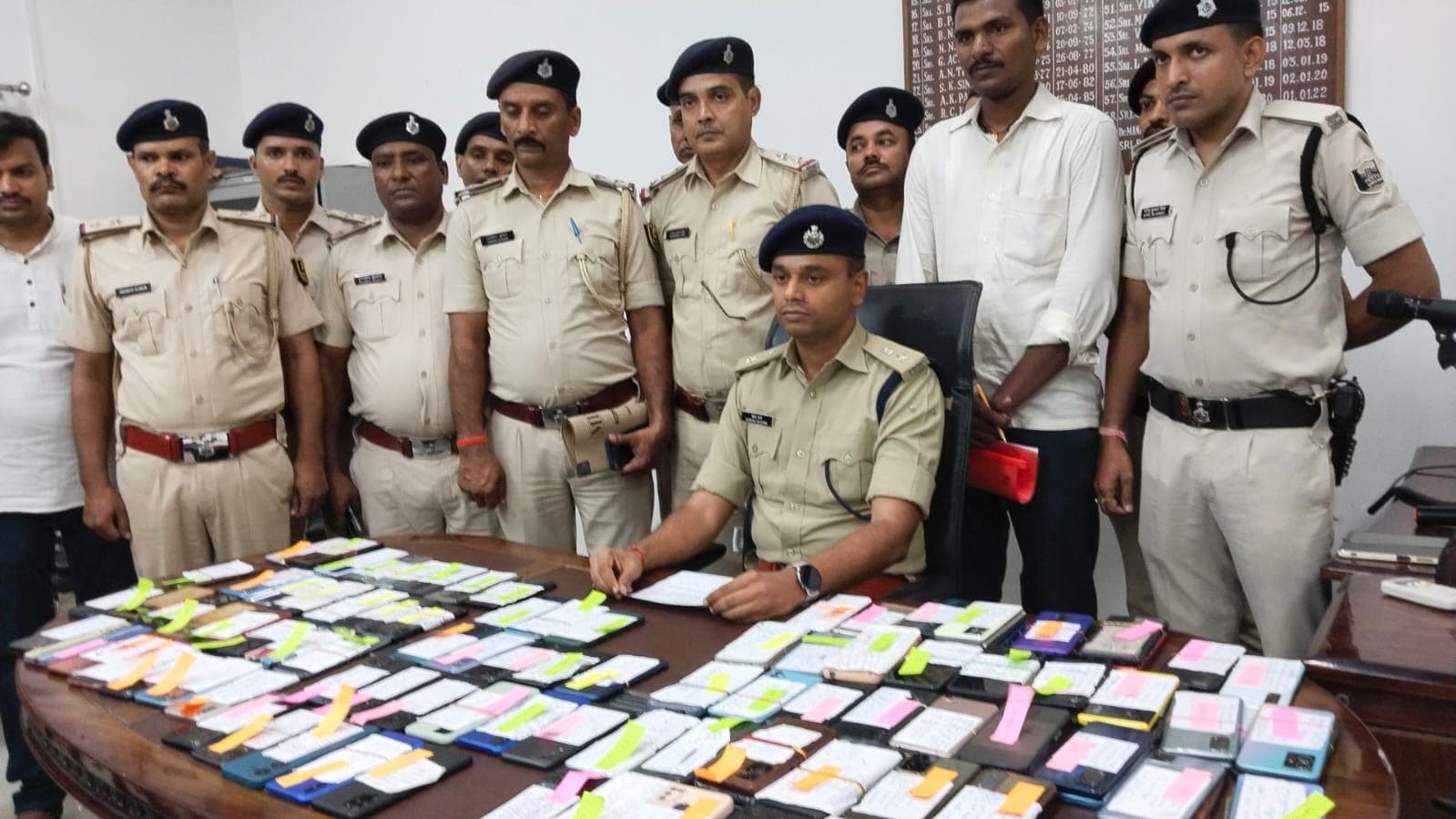 पटना से मोबाइल चोरी कर नेपाल में बेचने वाले गिरोह का खुलासा, पुलिस ने 25 आरोपियों को किया गिरफ्तार