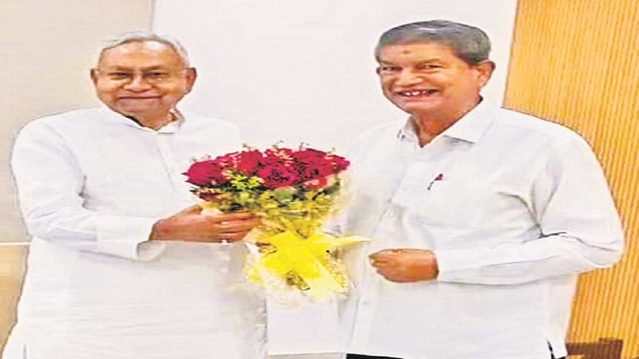 नीतीश से मिले कांग्रेस नेता हरीश रावत, फिर सीएम अरसे बाद पहुंचे सदाकत आश्रम, चुनावी माहौल में क्या है मायने