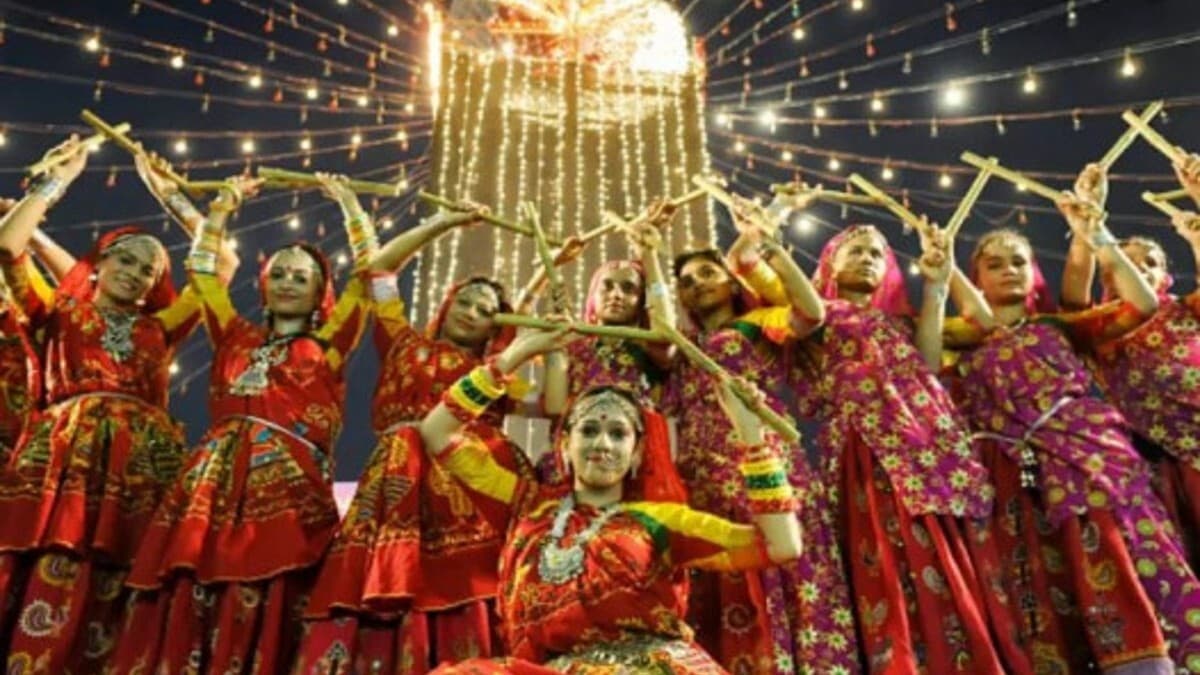 नवरात्रि में लोग क्यों खेलते हैं गरबा-डांडिया, मां दुर्गा से इस खेल से क्या है संबंध? यहां जानें