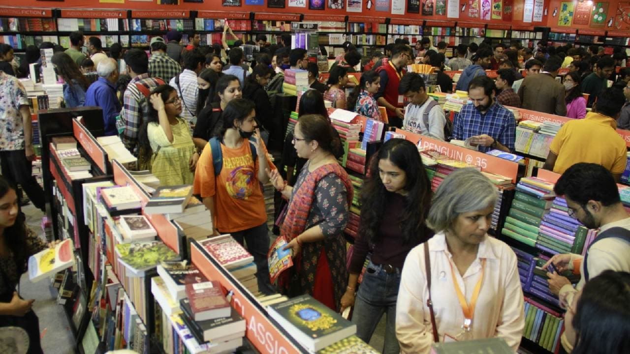 पुस्तक मेले के दूसरे दिन भारी संख्या में जलसाघर पहुंचे पुस्तकप्रेमी, क्विज प्रतियोगिता में बढ़-चढ़कर लिया हिस्सा