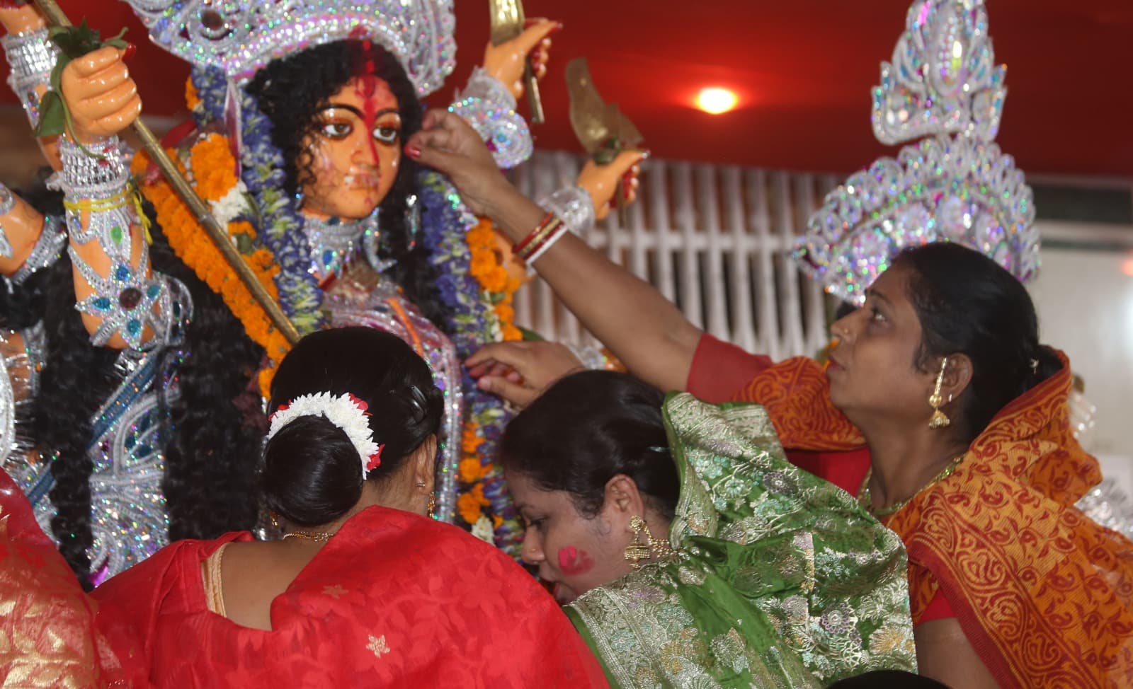 PHOTOS: भागलपुर में बेटी की तरह दी गयी मां को विदाई, मूर्ति विसर्जन से पहले की ये तस्वीरें करेंगी भावुक..