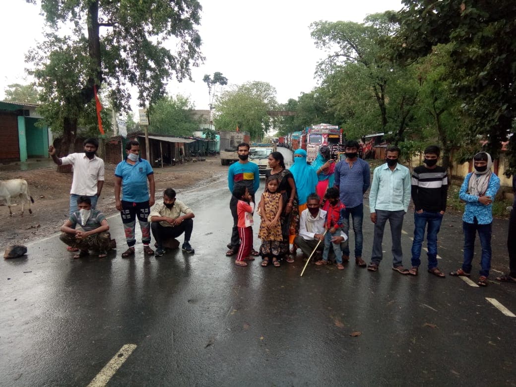 गढ़वा में प्रशासन की अनदेखी से नाराज मजदूरों ने क्वारेंटाइन सेंटर से भागकर किया एनएच जाम