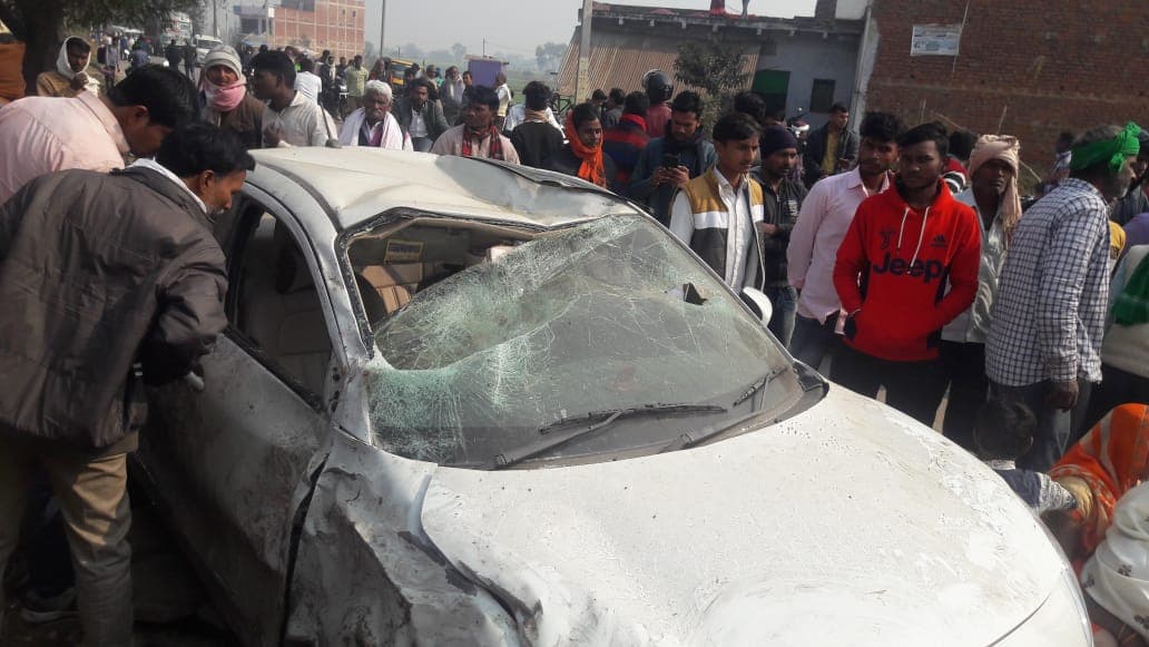 Bihar News: कैमूर में तेज रफ्तार कार ने सड़क किनारे दो युवकों को मारी टक्कर, एक की मौत, ग्रामीणों ने किया सड़क जाम