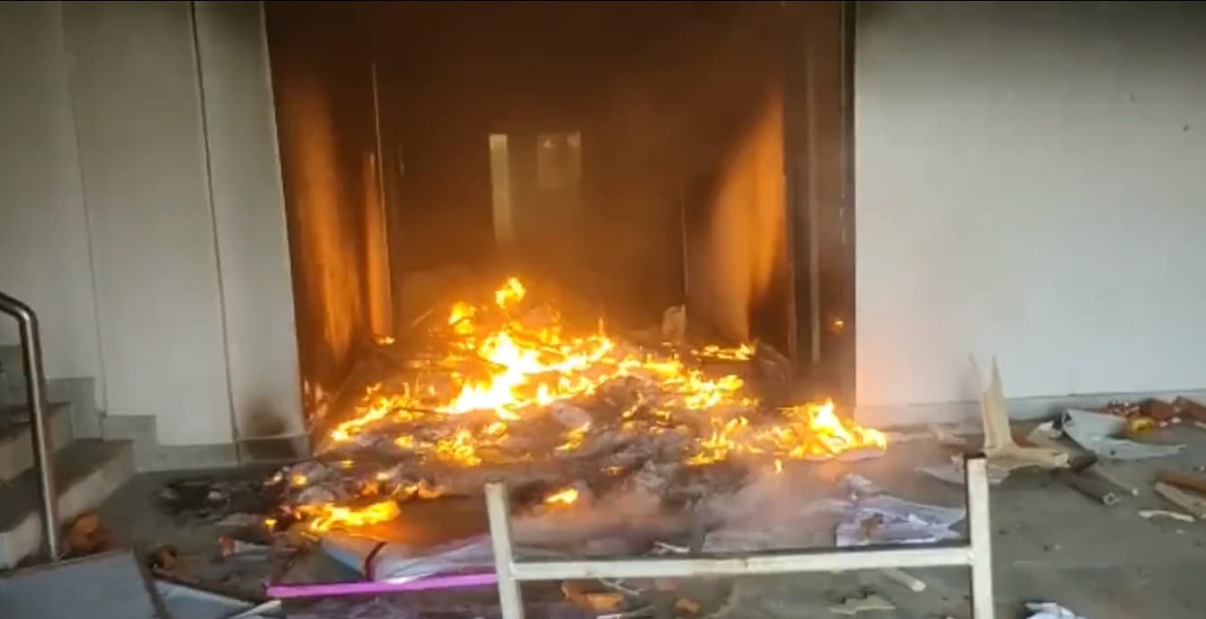 Agnipath Scheme : नवादा में विधायक पर हमला, गाड़ी क्षतिग्रस्त, बेरोजगारों ने भाजपा कार्यालय फूंका