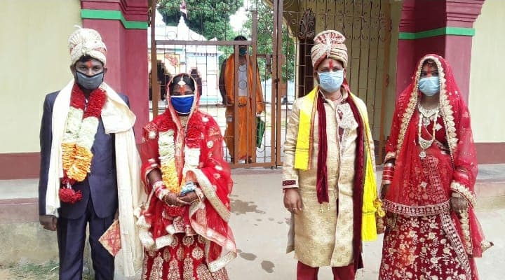 कोरोना ने बदले संस्कार : दुल्हन का 17वां श्रृंगार बना मास्क, सोशल डिस्टैंसिंग के साथ हुए 7 फेरे