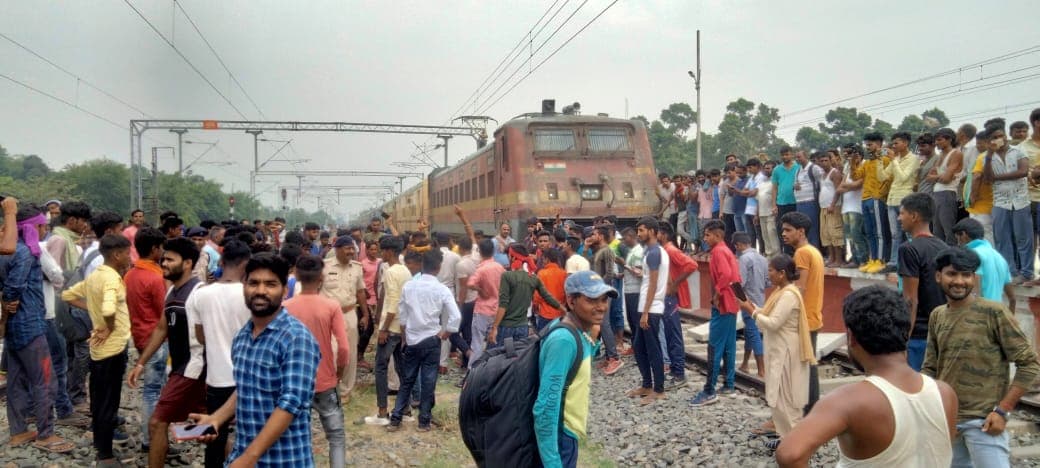 अग्निपथ के विरोध में सड़क पर उतरे बेरोजगार, मुंगेर व नवगछिया में भारी उपद्रव, कई ट्रेनों को रोका