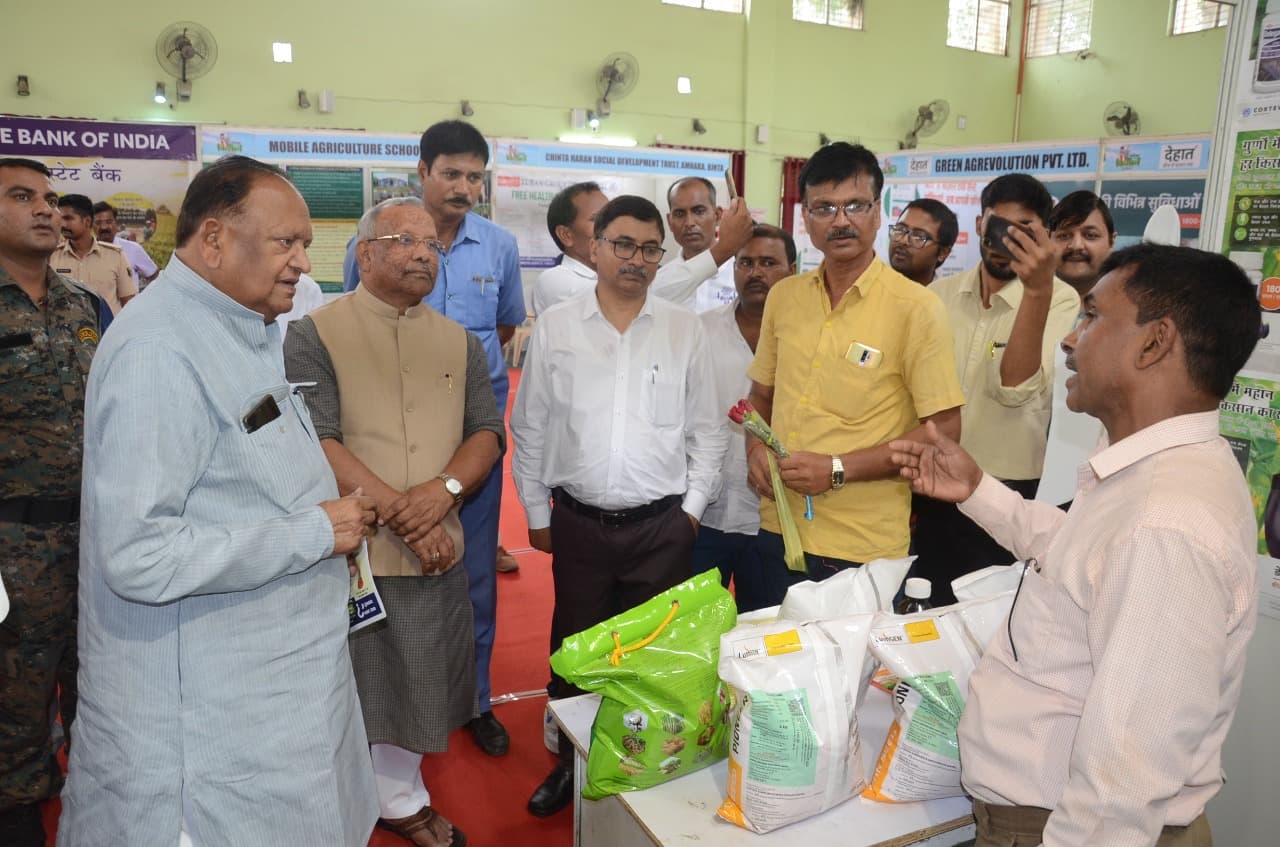 प्रभात खबर किसान सम्मान : एग्जीबिशन स्टॉल पर जानकारी लेते दिखे लोग, सम्मान पाकर खिल उठे 61  चेहरे