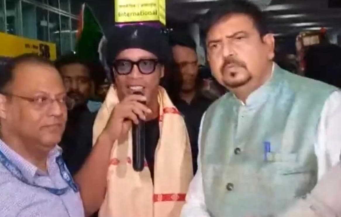 अहिरीटोला में आज पूजा मंडप का उद्घाटन करेंगे फुटबॉलर रोनाल्डिन्हो, कोलकाता एयरपोर्ट पर हुआ भव्य स्वागत