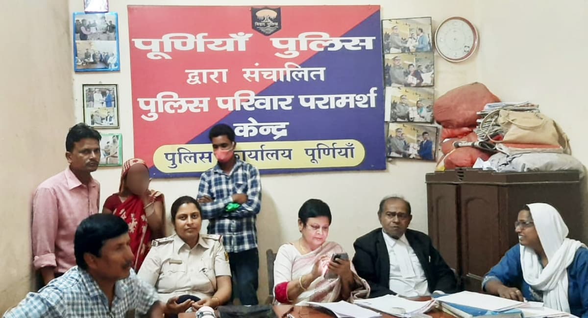Purnea : शराबी पति से परेशान पत्नी ने दी तलाक की अर्जी, कहा- पहले तय करे दारू चाहिए या पत्नी