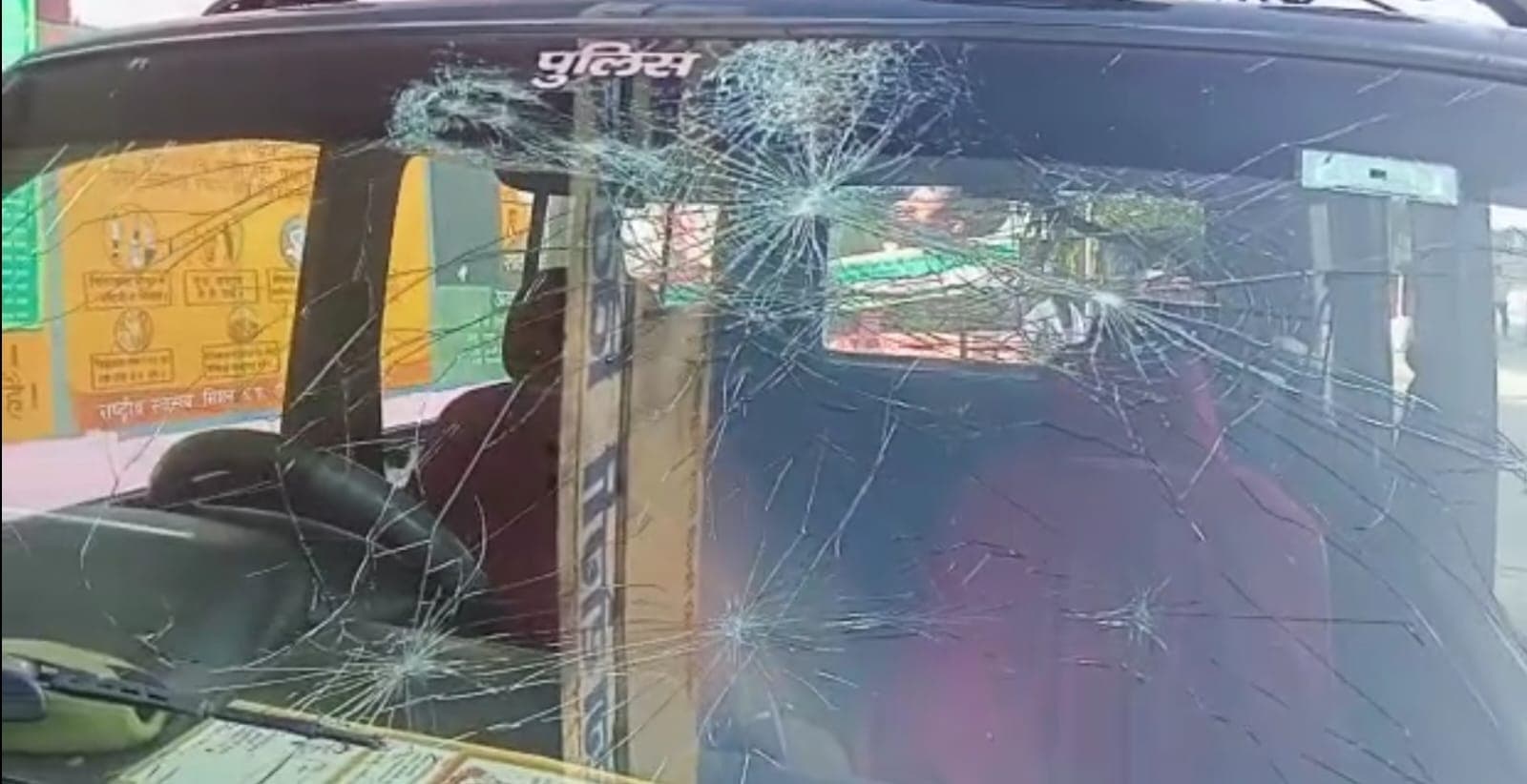 Chandauli News: चंदौली में पूछताछ के लिए पहुंची पुलिस टीम पर लाठी डंडों से हमला, 6 पुलिसकर्मी घायल