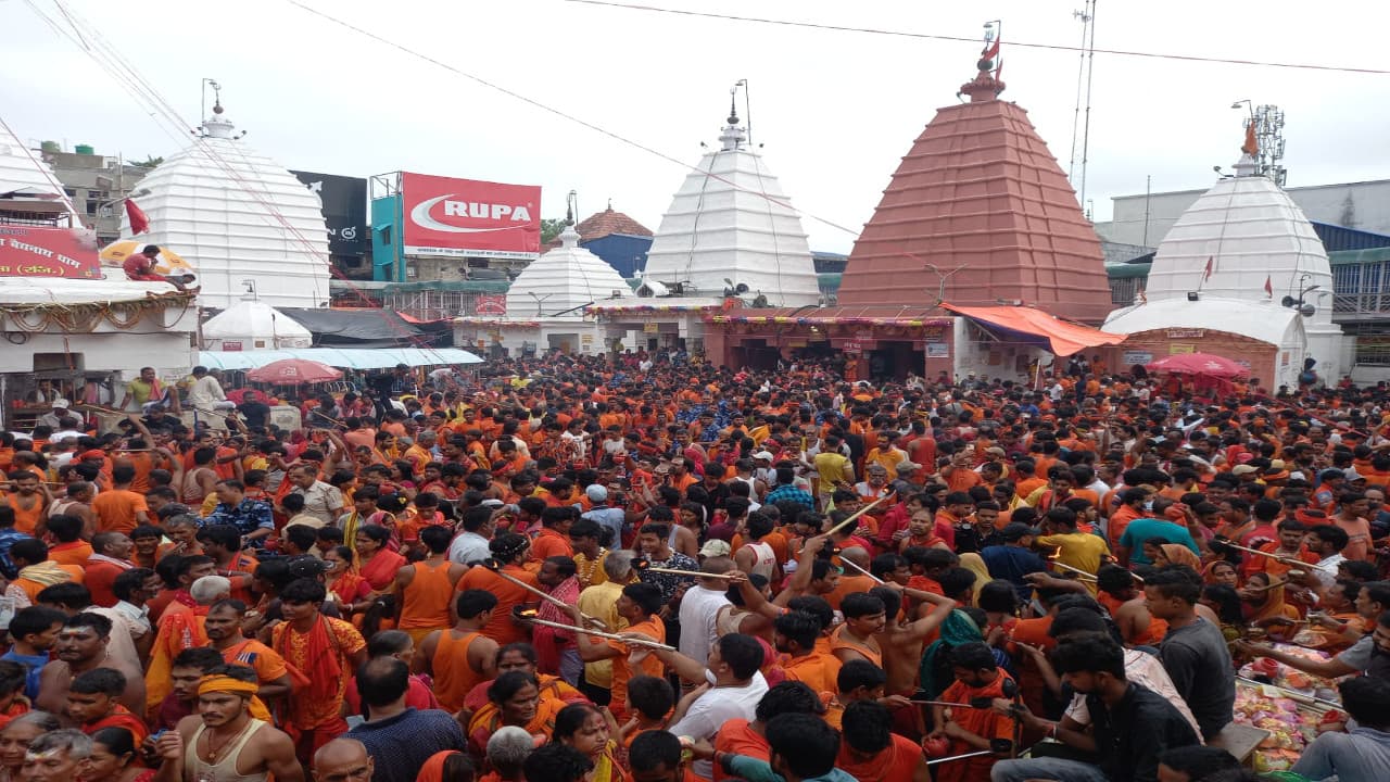 Sawan 2022: पहली सोमवारी को बाबाधाम में करीब दो लाख कांवरियों ने किया जलार्पण, देखें Photos