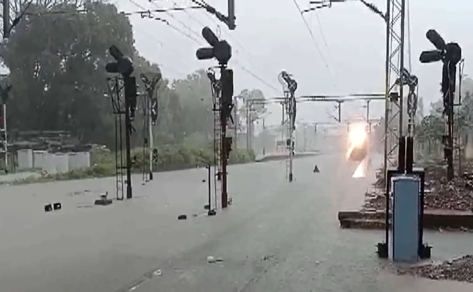 Rain in Photos : लगातार बारिश से बिगड़े हालात, बाराबंकी में पटरी से डूबी पटरियां, डरा रहा शहरों का ये मंजर