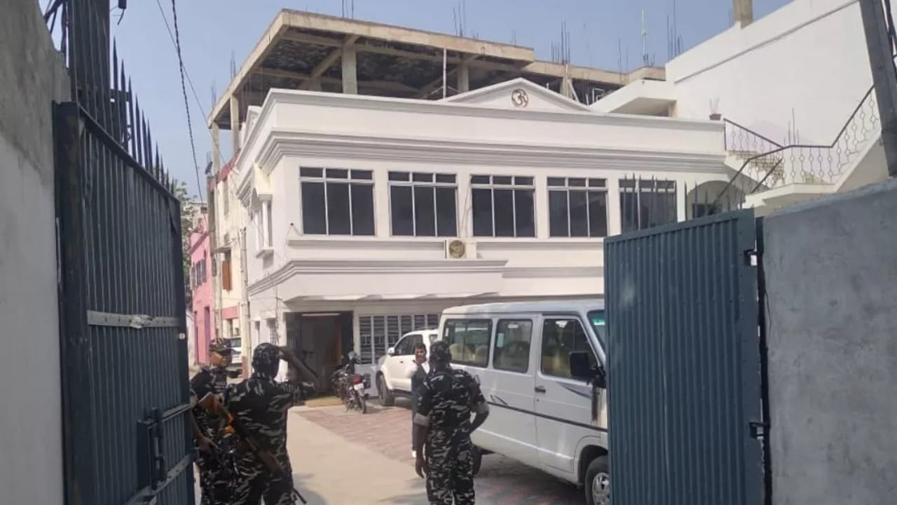 बिहार: उद्योगपति कारू सिंह के ठिकानों पर आयकर का छापा, 25 करोड़ के फर्जी खर्च बिल के साथ  मिले नकदी और आभूषण