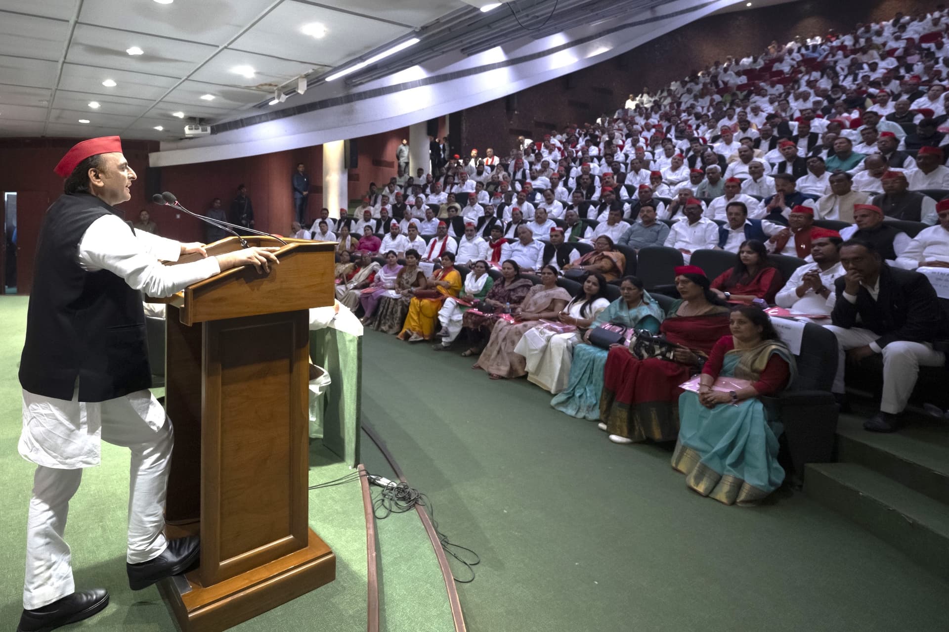 भाजपा को हराने के लिए अखिलेश यादव ने सपा कार्यकर्ताओं को दिया बदलाव का 'बूस्टर डोज, जातीय जनगणना रहेगा मुद्दा