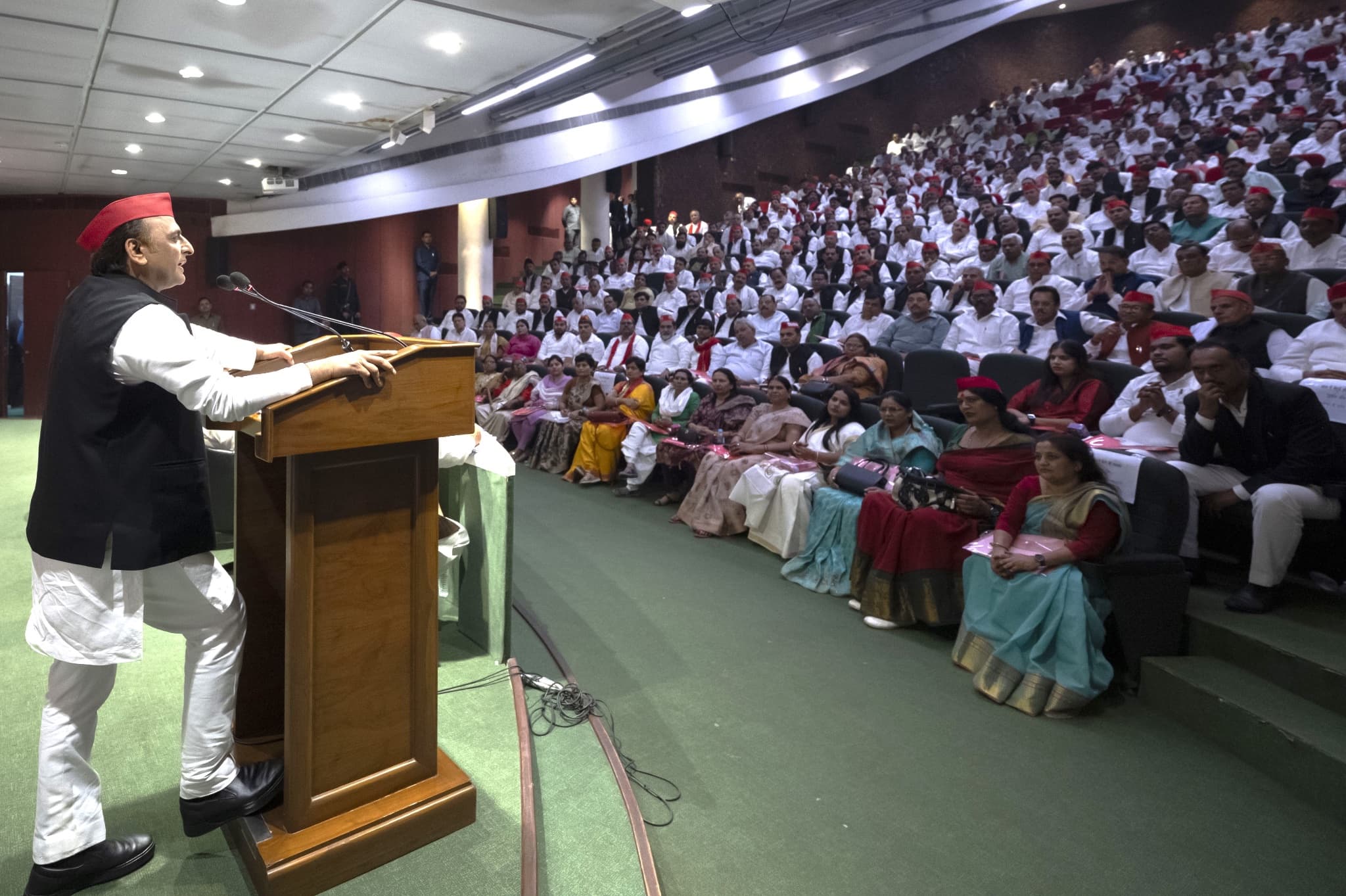 भाजपा को हराने के लिए अखिलेश यादव ने सपा कार्यकर्ताओं को दिया बदलाव का 'बूस्टर डोज, जातीय जनगणना रहेगा मुद्दा