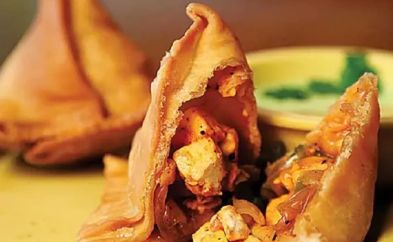 मेरठ की इस दुकान पर बनता है ' बाहुबली समोसा', खाने वाले को मिलेगा 71 हजार का इनाम, कीमत जानकर चौंक जाएंगे