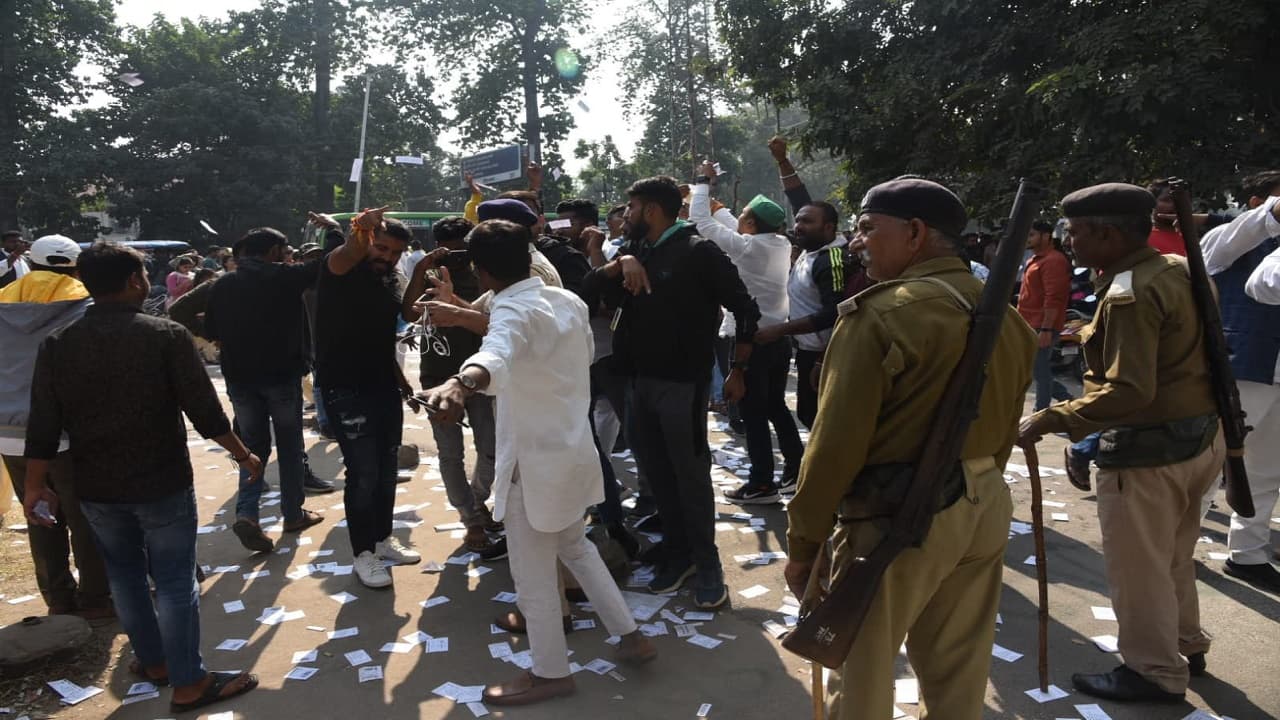 PU Election 2022: वीमेंस कॉलेज के गेट पर जाप और AISA के कार्यकर्ताओं ने किया हंगामा, यहां देखें तस्वीरें