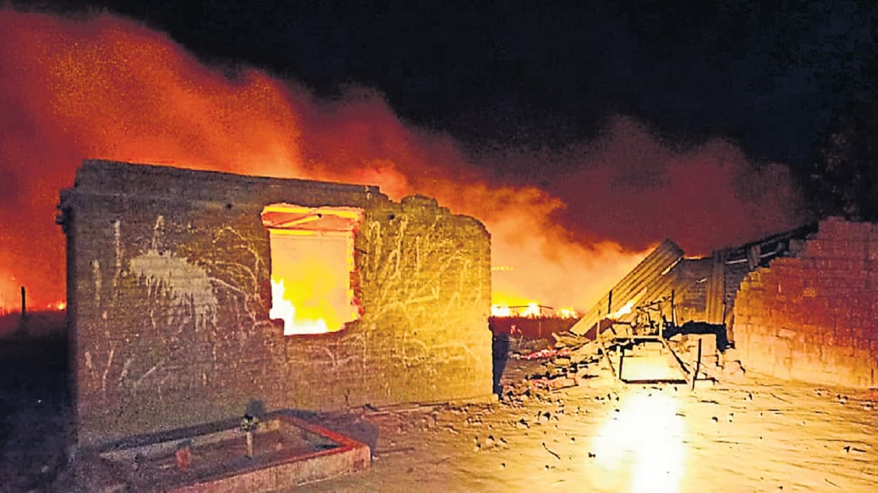 सीवान में लूट कर भाग रहे अपराधी ने युवक को मारी गोली, गुस्सायी भीड़ ने लुटेरों का घर फूंका, दो जिंदा जले